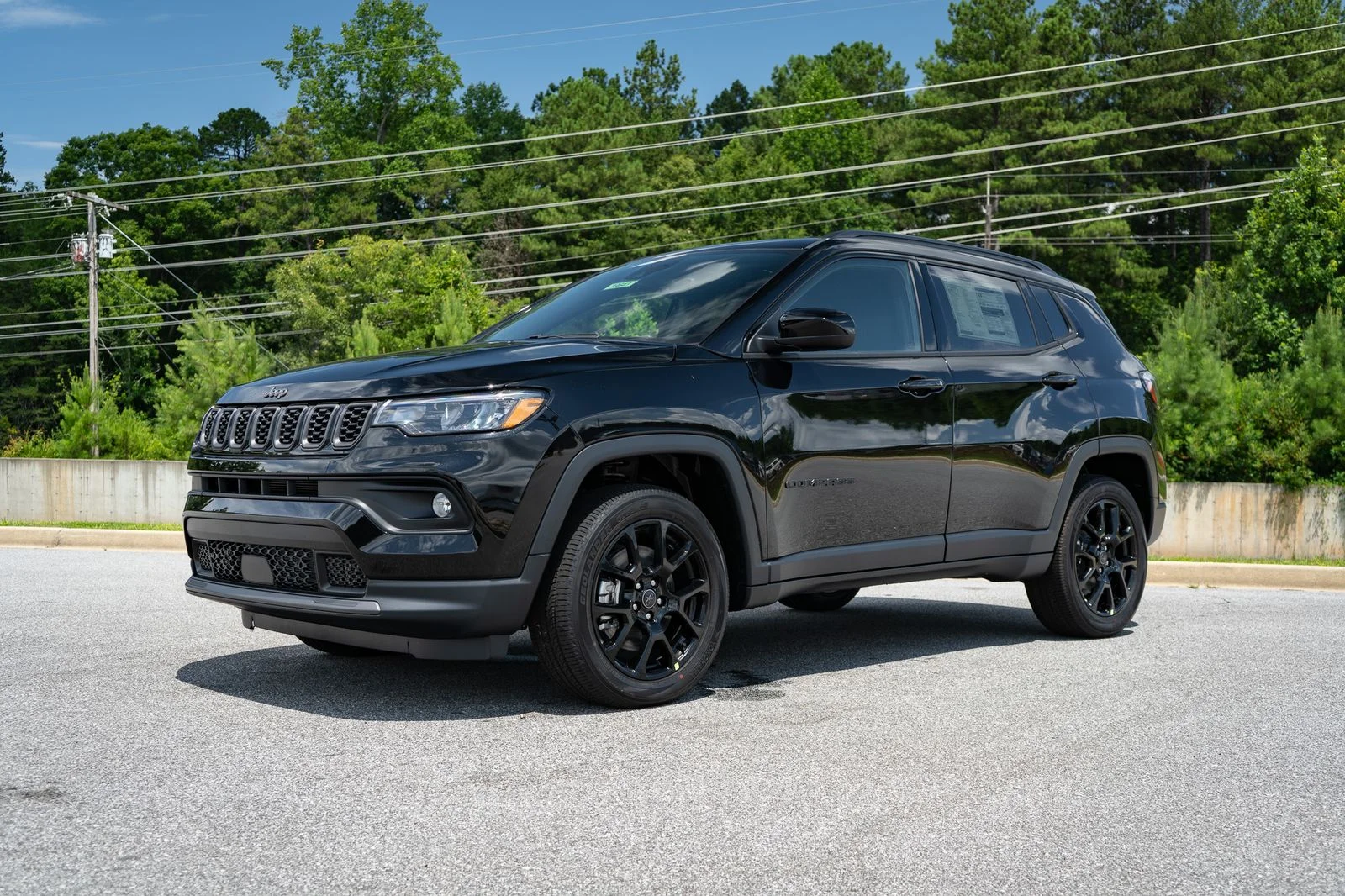 New 2026 Diamond Black Crystal Pearl-Coat Exterior Paint Jeep Latitude image 3
