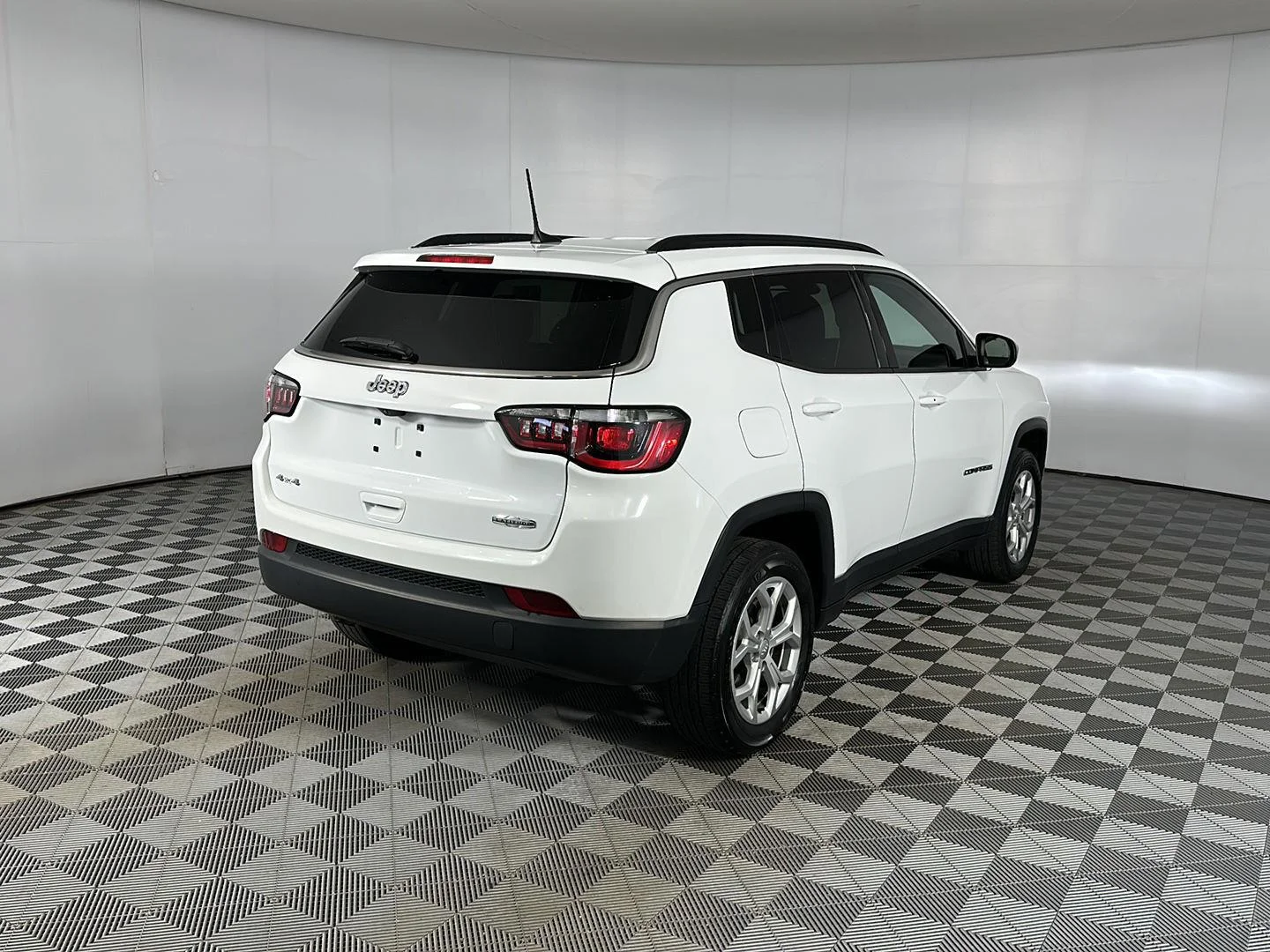 Used 2024 Bright White Clearcoat Jeep Latitude image 27