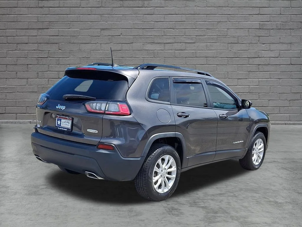 Used 2022 Granite Crystal Metallic Clearcoat Jeep Latitude Lux image 12