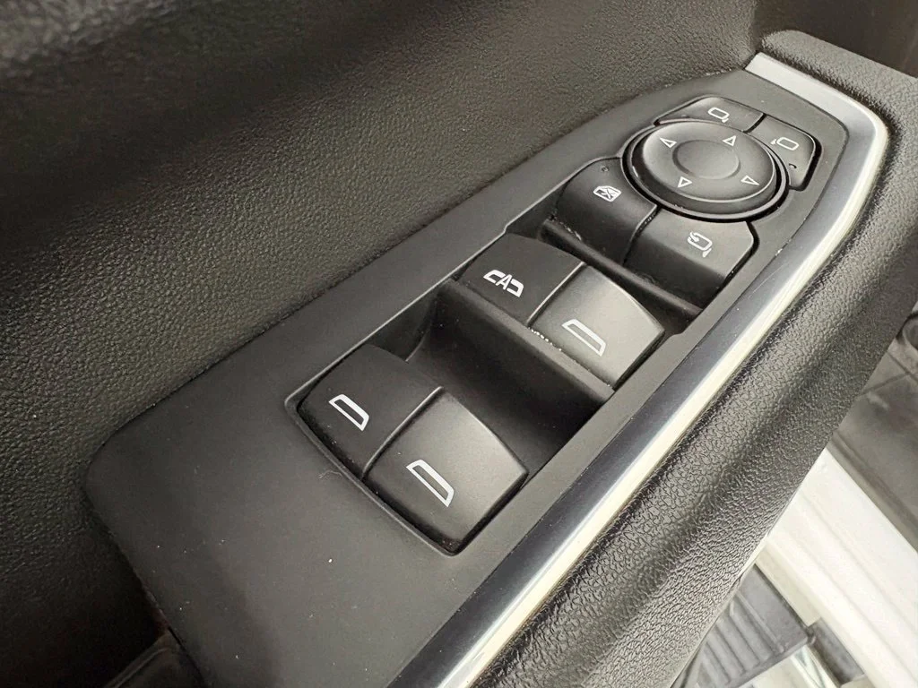 Used 2025 Summit White Chevrolet LT image 25