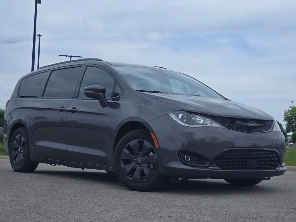 2020 Chrysler Pacifica Hybrid Limited's photo