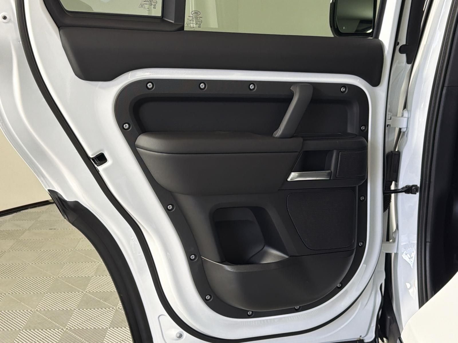 2026 Land Rover Defender X-Dynamic SE - Photo 24