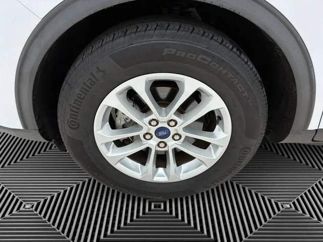 Used 2022 White Ford SE image 9