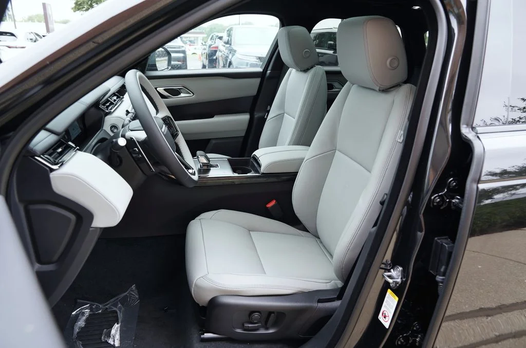 New 2026 Santorini Black Land Rover Belgravia Edition image 12