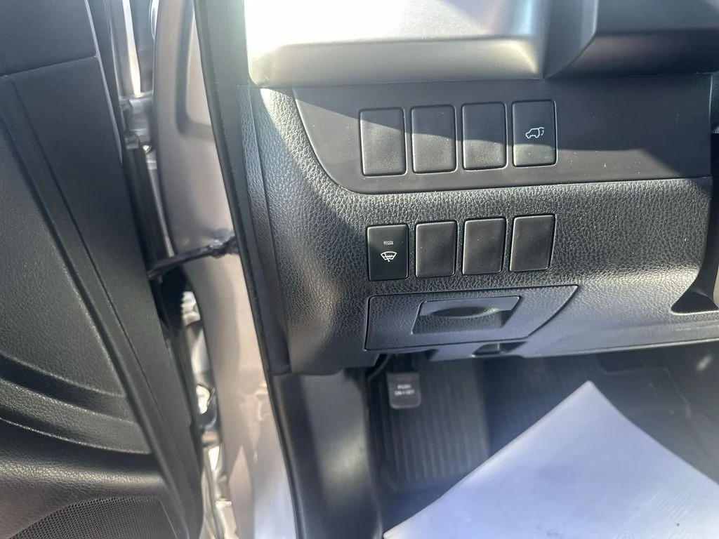 Used 2016 Silver Toyota LE V6 image 20