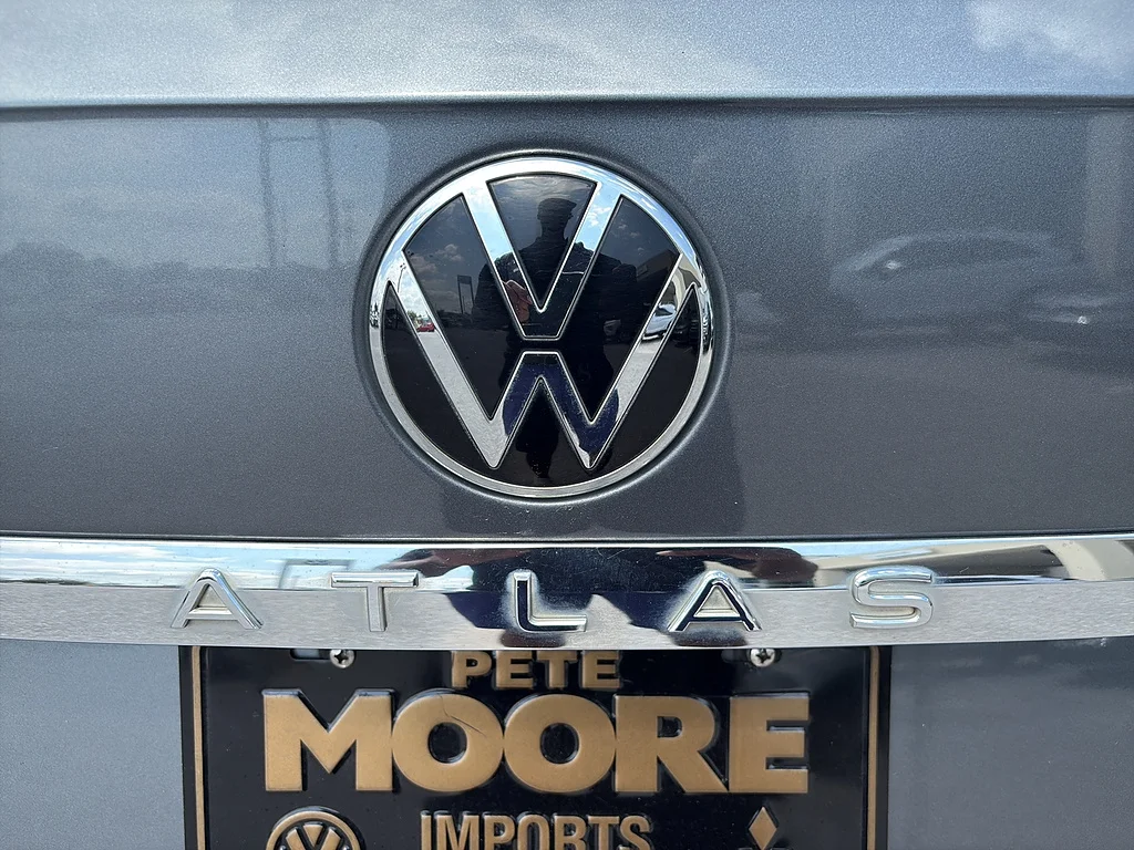 Used 2023 Platinum Gray Metallic Volkswagen 3.6L V6 SE w/Technology FWD image 11