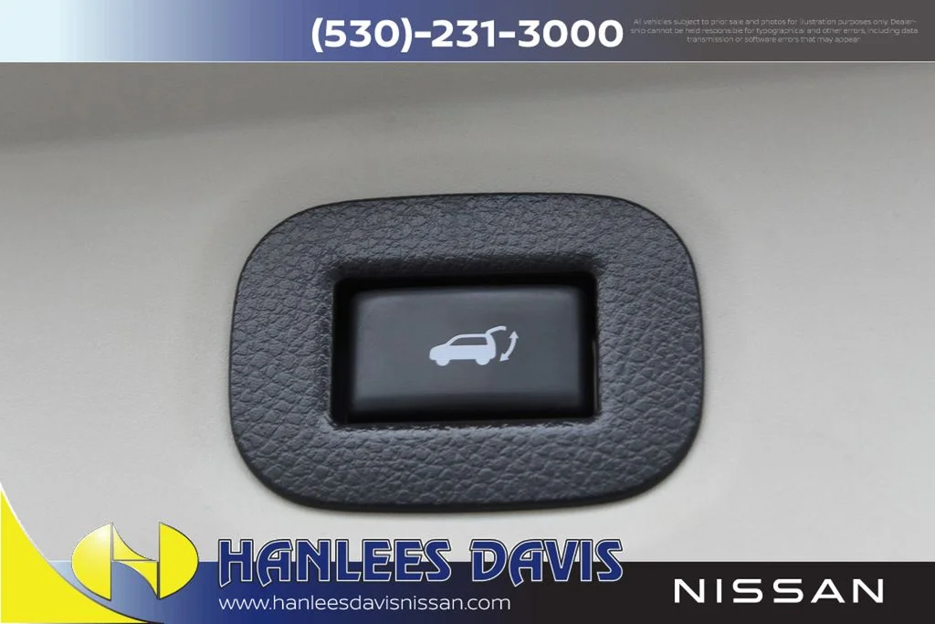 Used 2018 Silver Nissan SL image 11