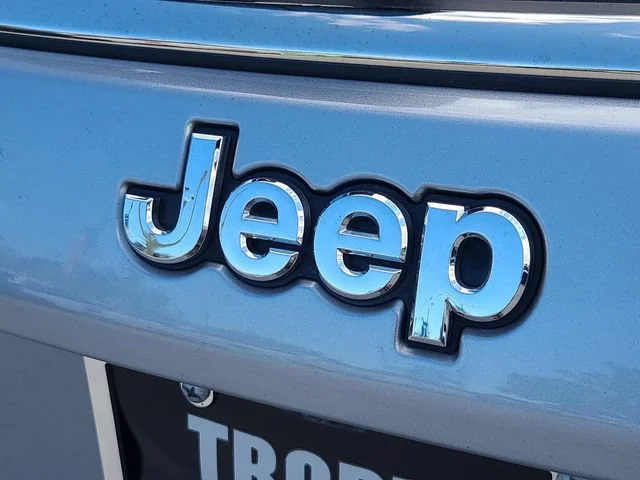 Used 2024 Silver Jeep Latitude image 6