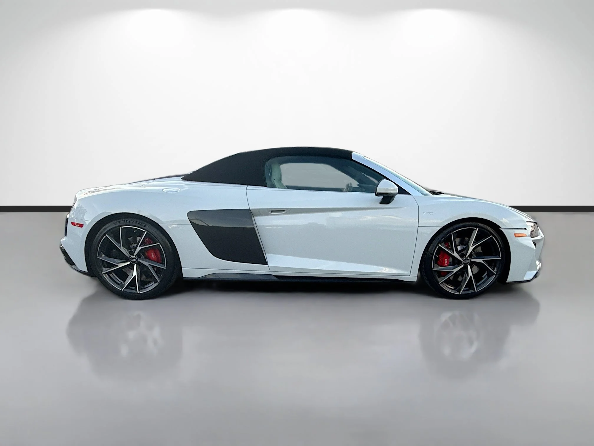 Used 2023 Suzuka Gray Metallic Audi V10 performance image 2