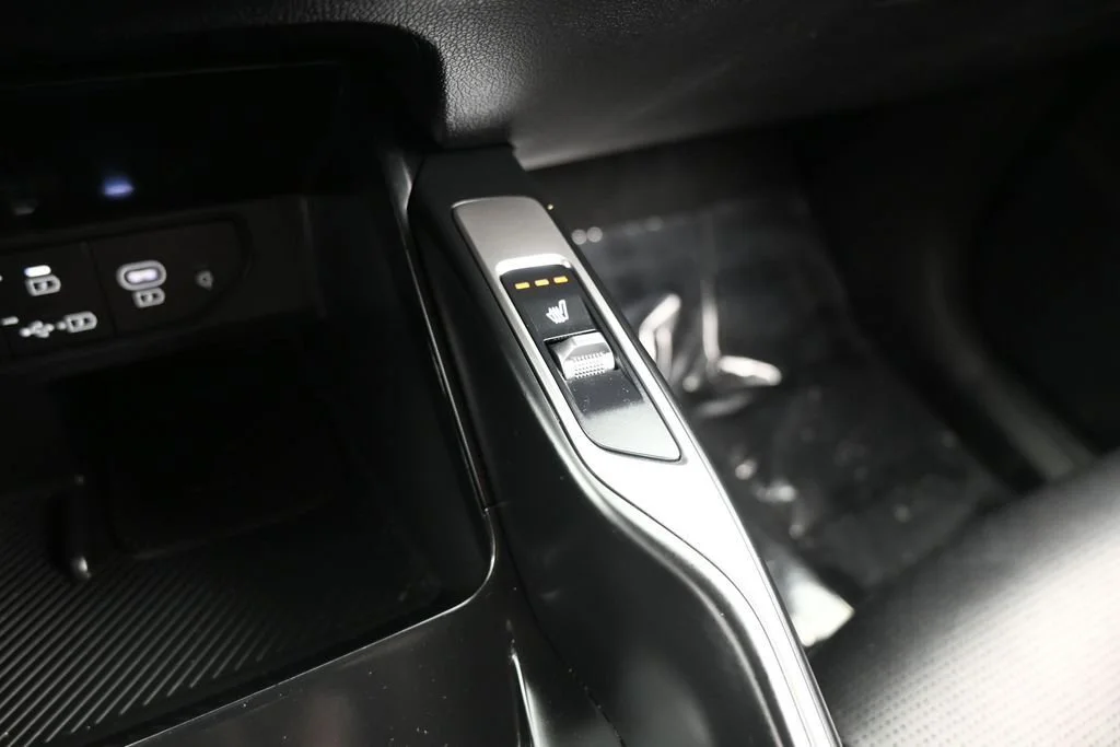 Used 2025 Silver Kia S image 27
