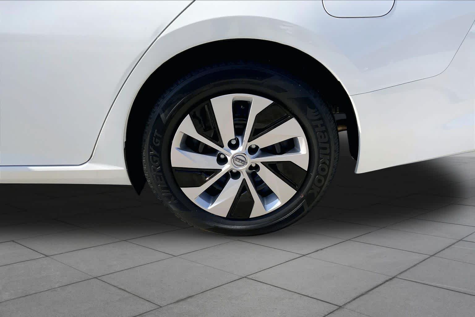 Used 2024 Glacier White Nissan 2.5 S image 11