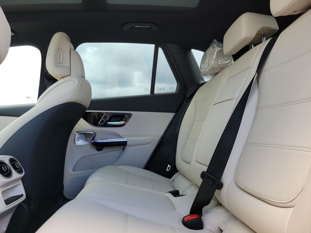 New 2027 Polar White Mercedes-Benz GLC 300 image 10