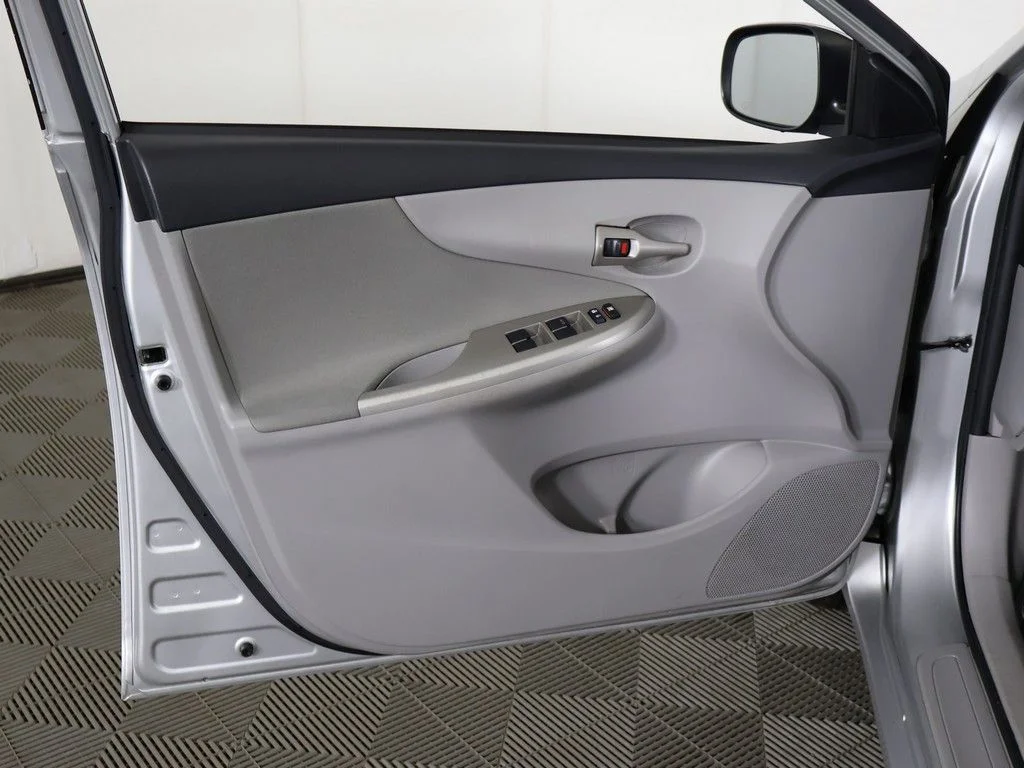 Used 2011 Silver Toyota LE image 17