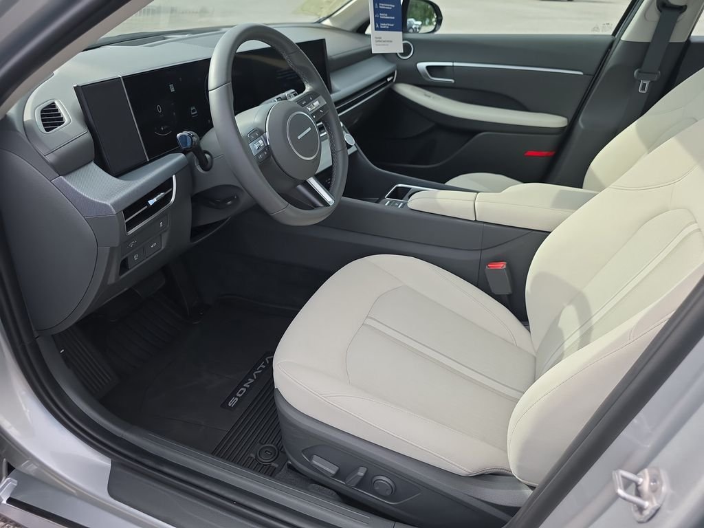Used 2025 Aero Silver Hyundai SEL Convenience image 10
