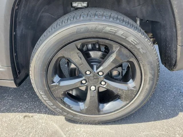 Used 2023 Silver Zynith Jeep Altitude image 30