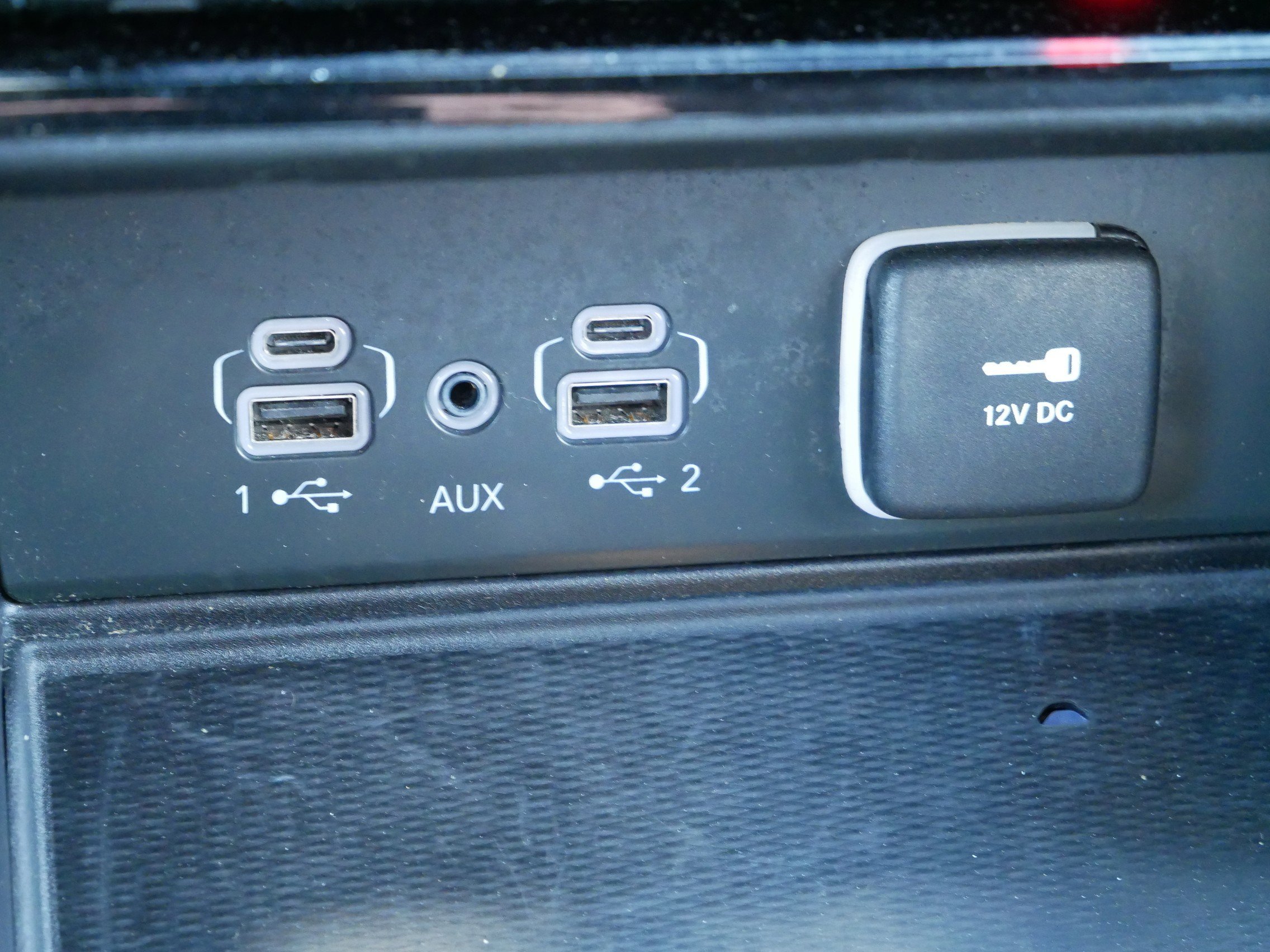 Used 2024 Diamond Black Crystal Pearlcoat Jeep Altitude image 24