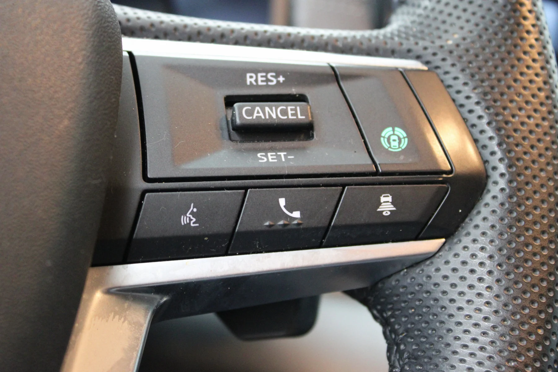 Used 2023 White DIAMOND Mitsubishi SEL 2.5 2WD image 35