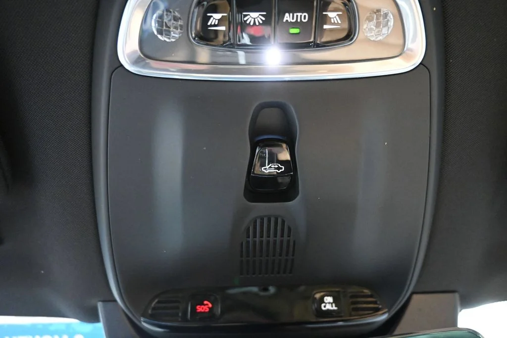 Used 2017 Blue Volvo T6 Momentum image 23