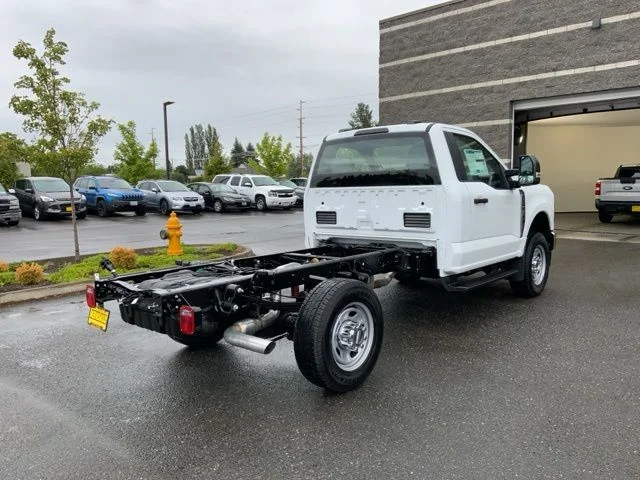 New 2025 Oxford White Ford XL image 4