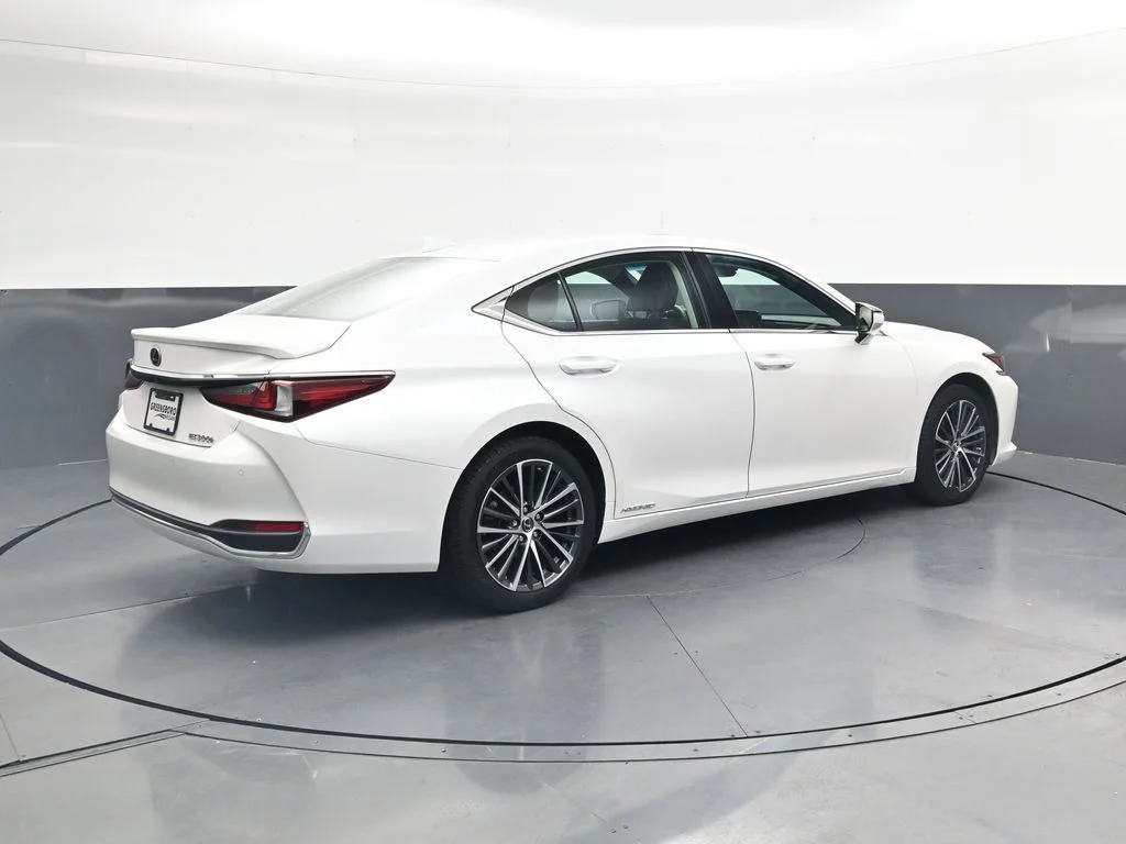 Used 2022 White Lexus 300h image 5