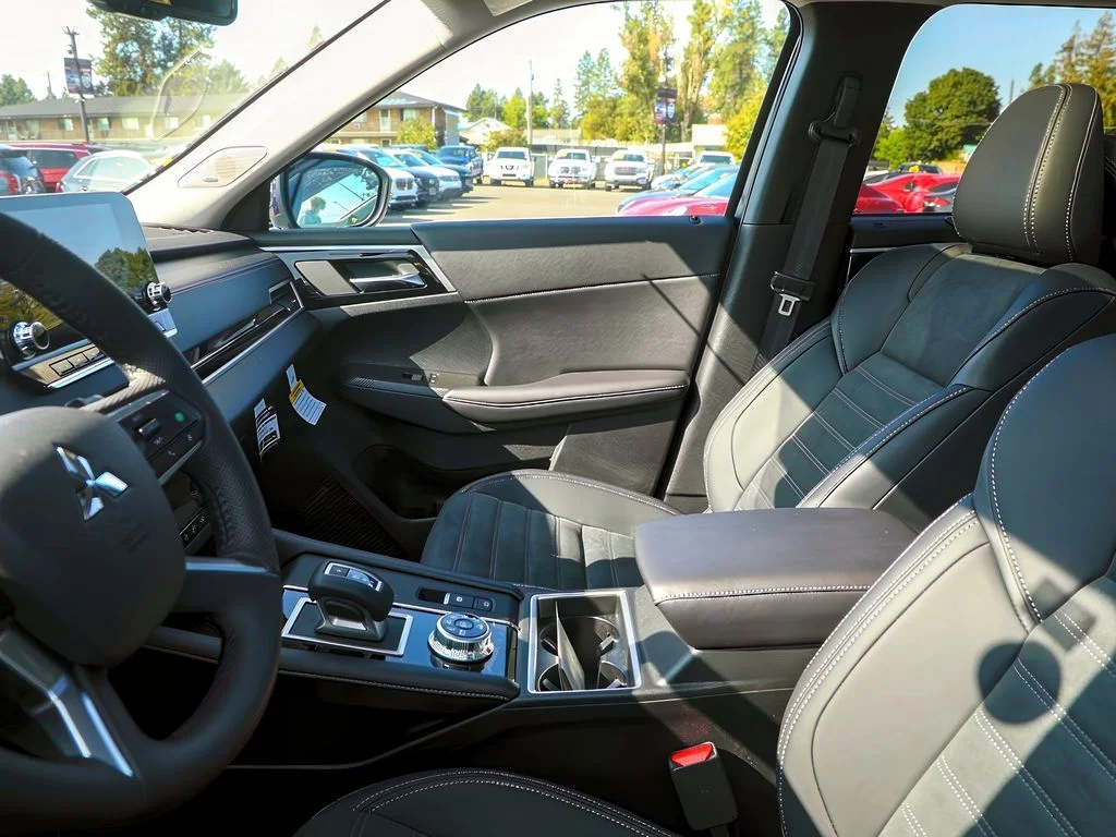 New 2025 Cosmic Blue Metallic Mitsubishi SE image 9