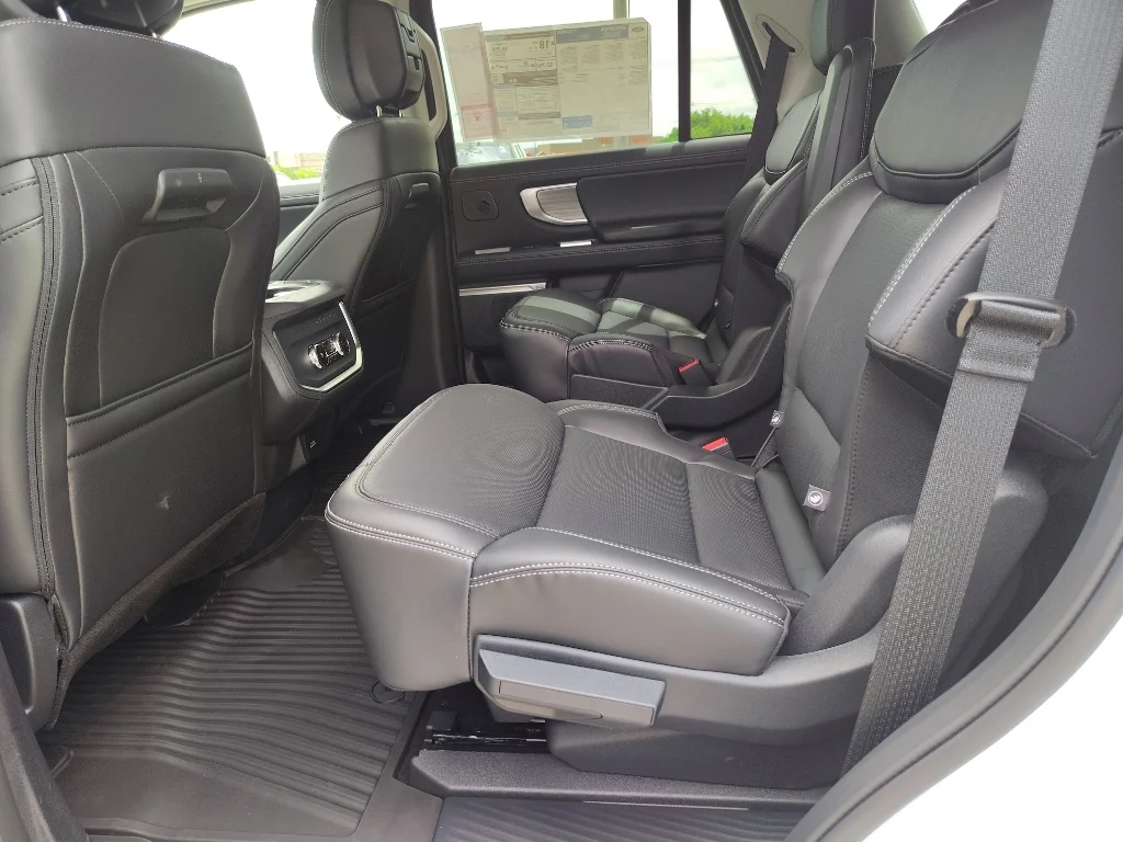 New 2026 Oxford White Ford Platinum® image 13