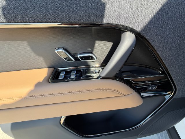 New 2027 Ostuni Pearl White Land Rover SE image 11