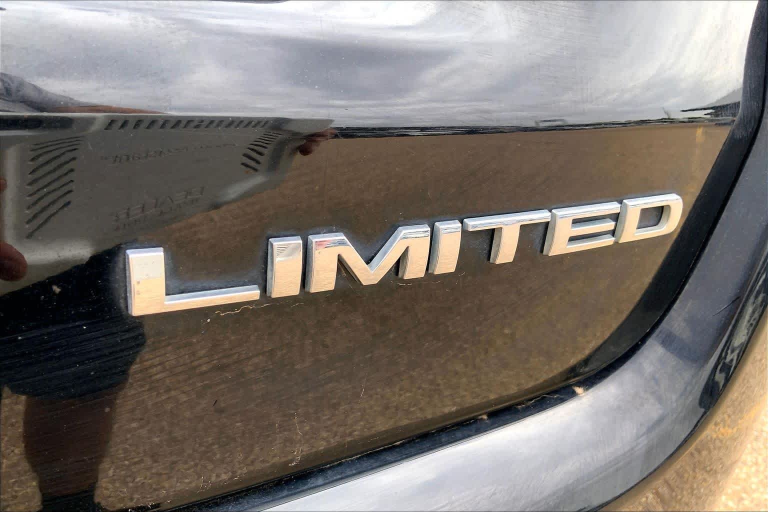 Used 2018 Diamond Black Crystal Pearlcoat Jeep Limited image 9