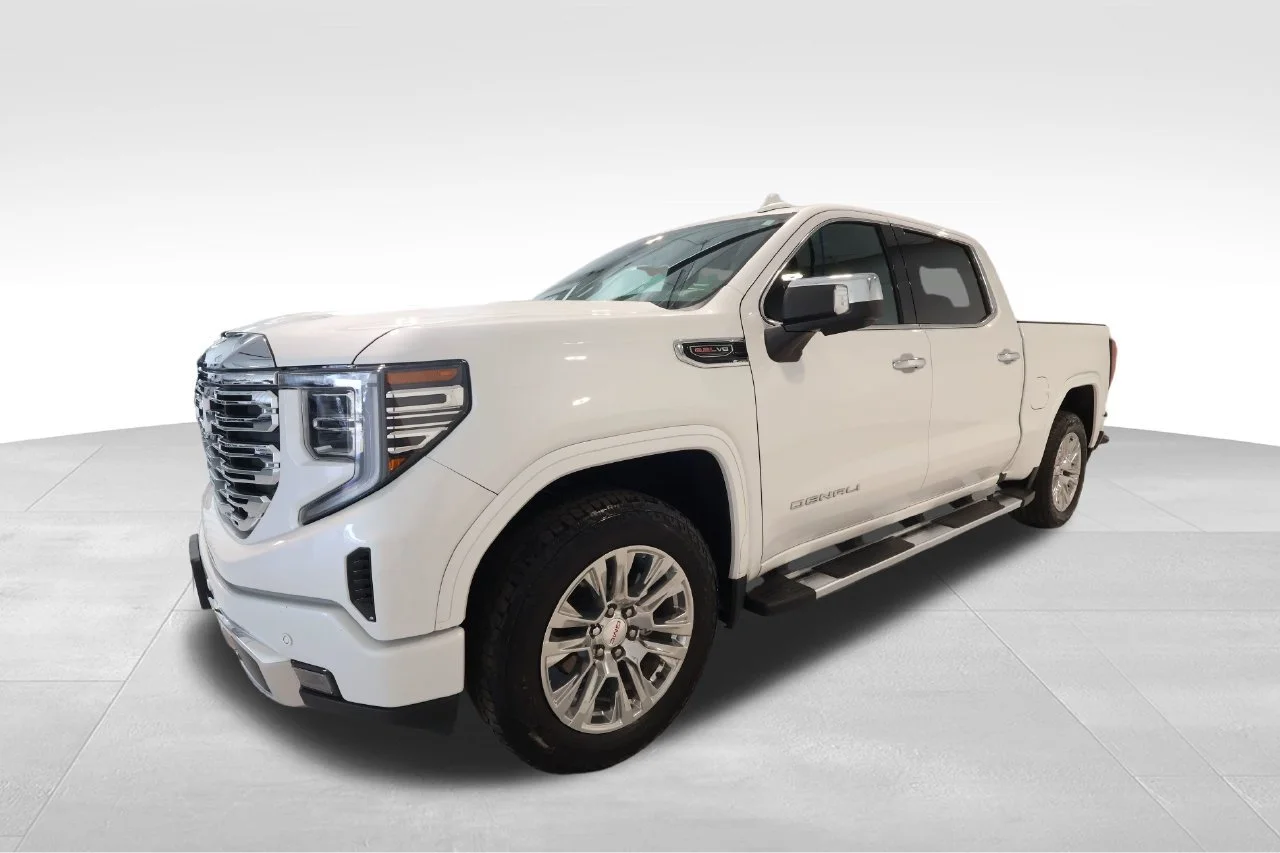Used 2025 White Frost Tricoat GMC Denali image 8