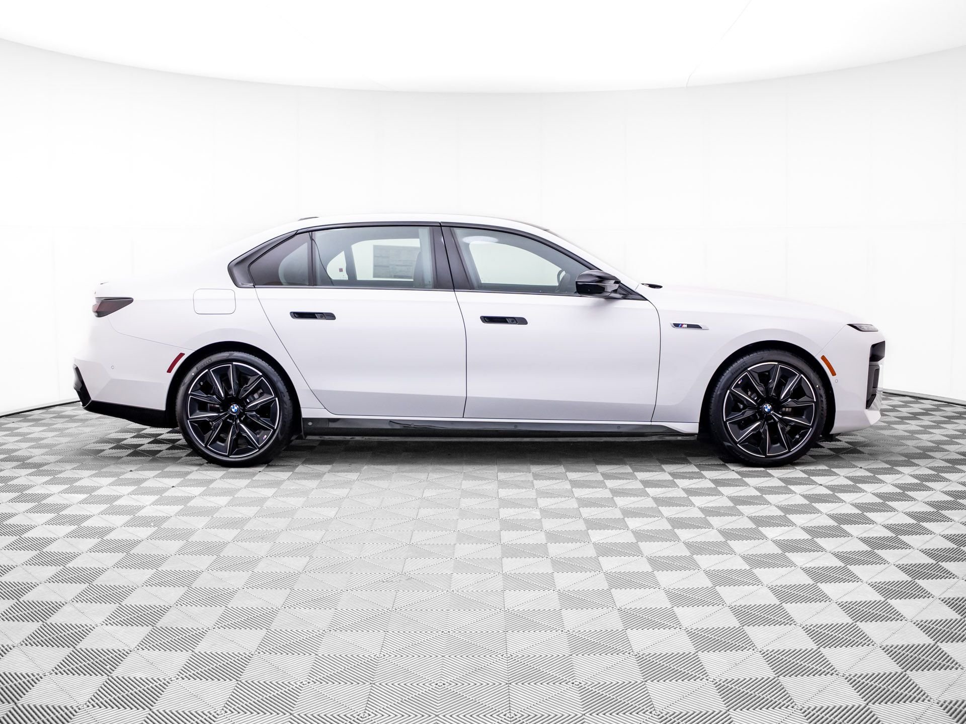 New 2026 Alpine White BMW M70 image 8