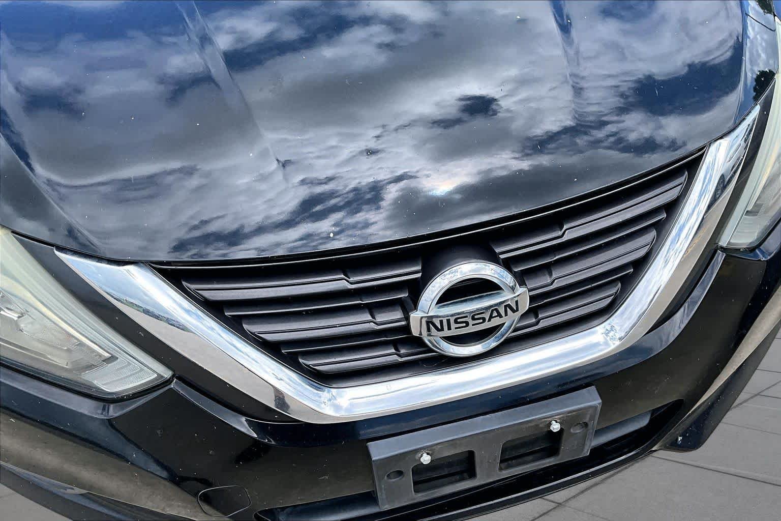 Used 2016 Super Black Nissan 2.5 SR image 28