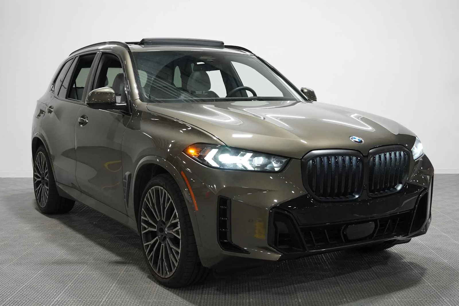Certified Used 2026 Manhattan Green Metallic BMW sDrive40i image 3