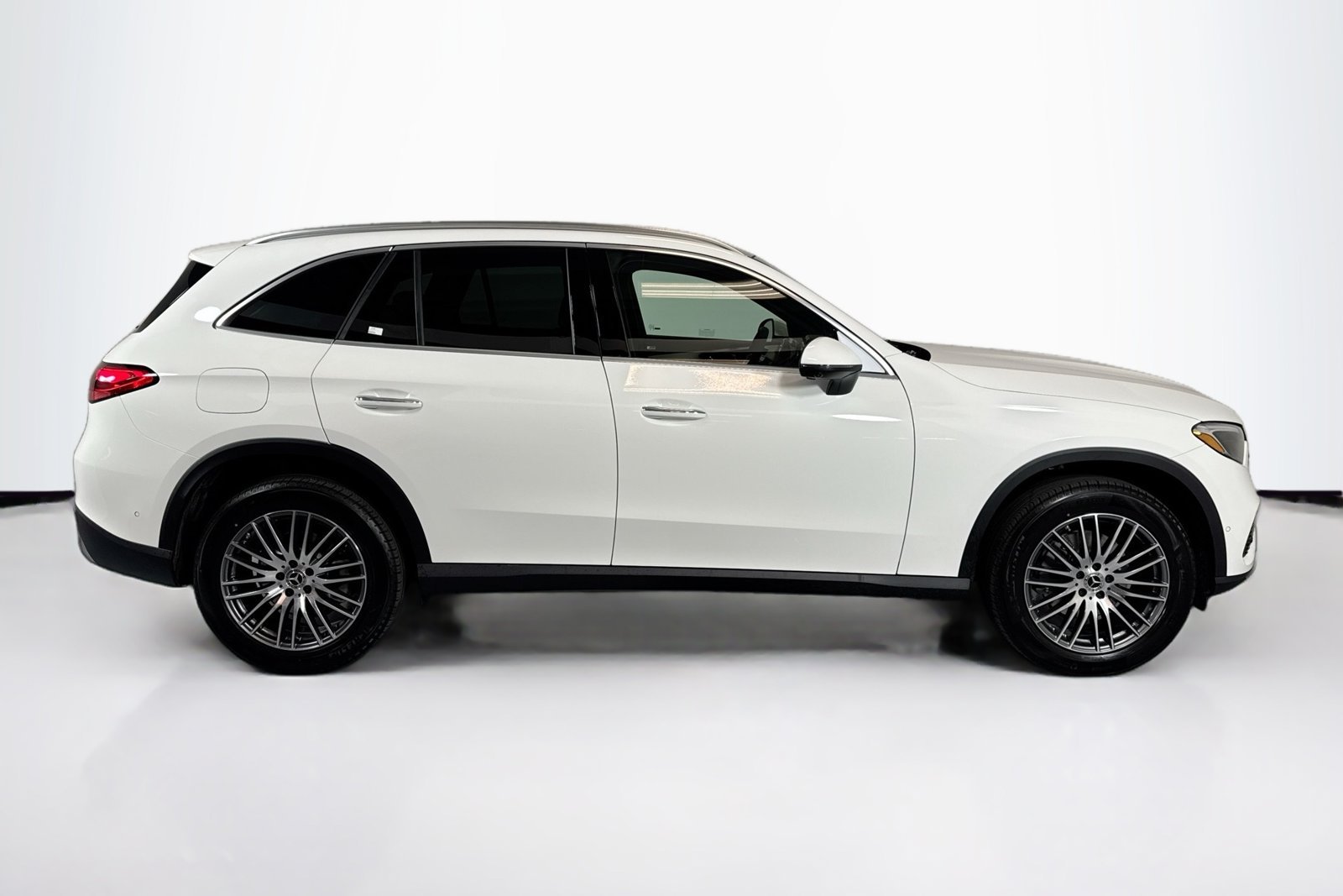 New 2026 Polar White Mercedes-Benz GLC 300 image 4