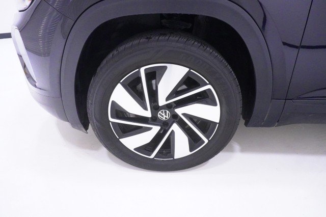 Used 2024 BLACK Volkswagen 2.0T SE w/Technology image 12