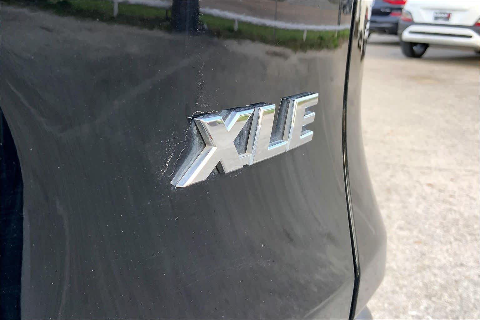 Used 2021 Midnight Black Metallic Toyota XLE Premium image 9
