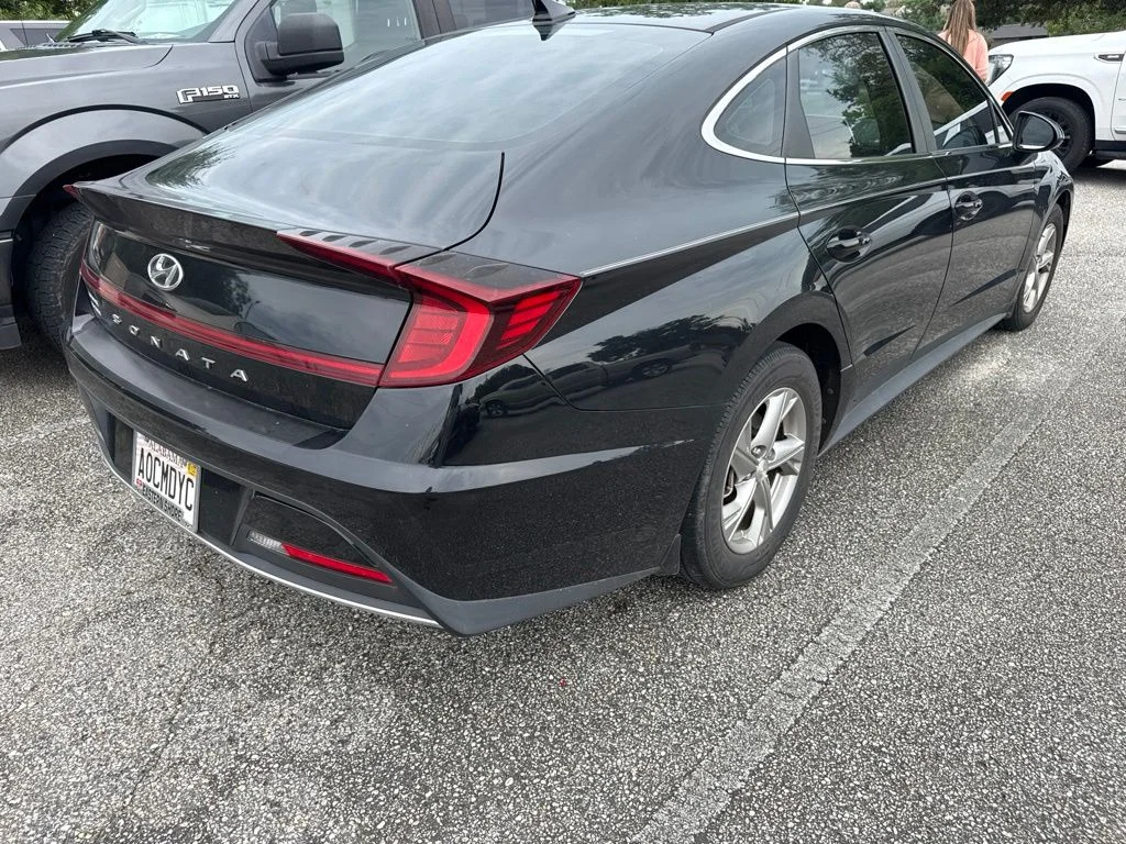 Used 2021 Black Hyundai SE image 10