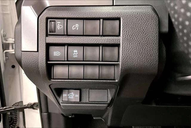 2025 Toyota Tacoma SR5 - Photo 38
