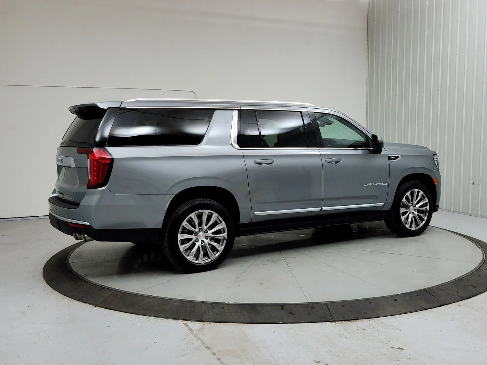 Used 2023 Sterling Metallic GMC Denali image 9