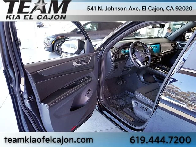 Used 2024  Volkswagen 2.0T SE w/Technology image 34