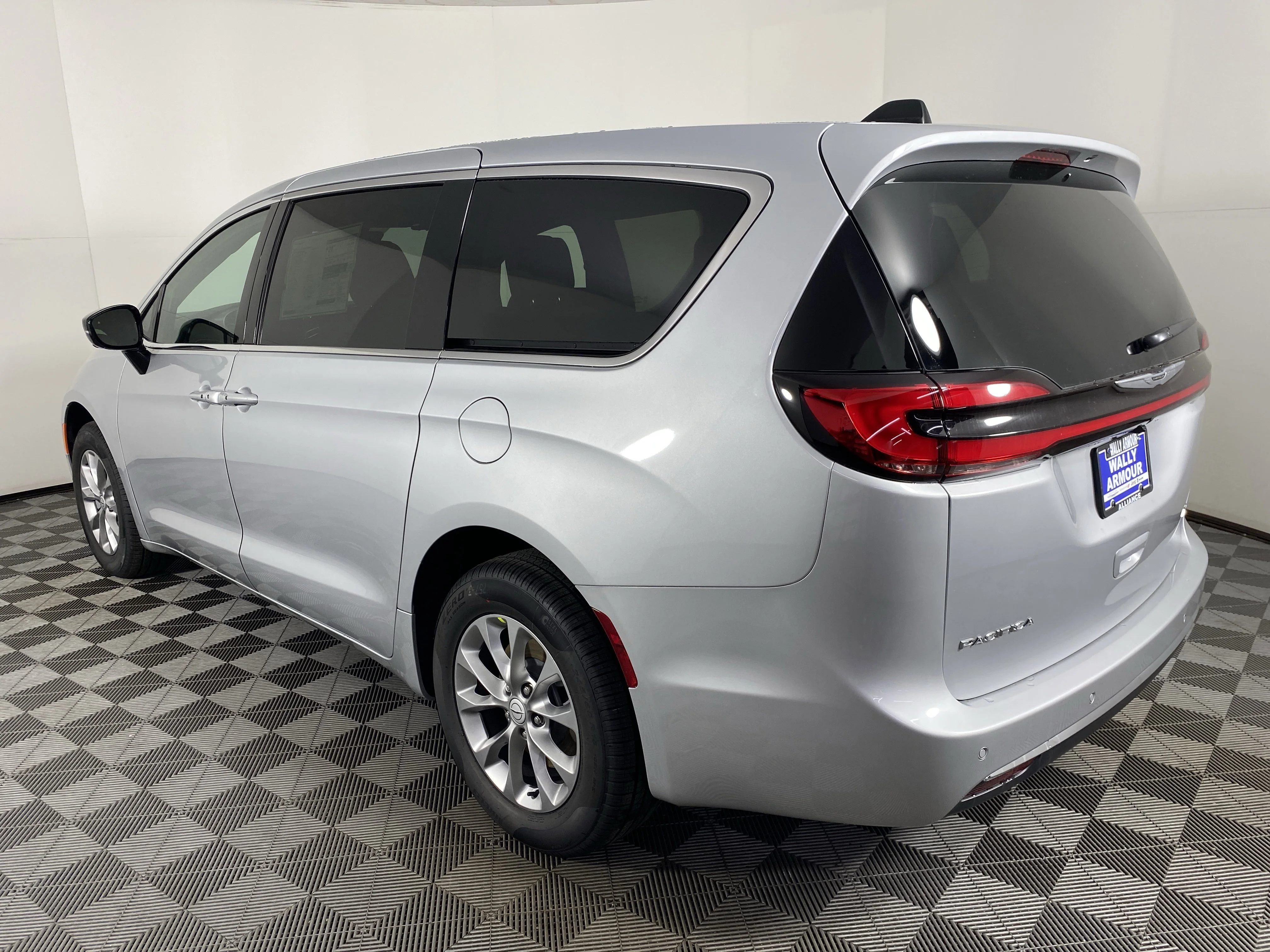 New 2026 Silver Mist Clear-Coat Exterior Paint Chrysler Select image 8