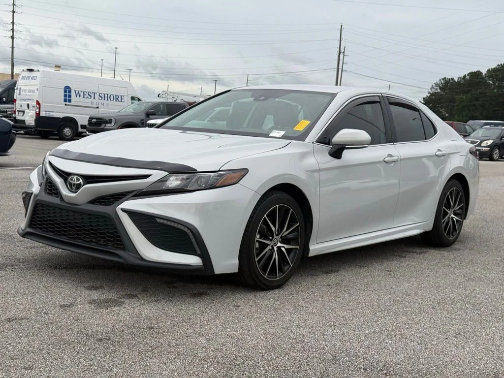 2024 Toyota Camry SE's photo