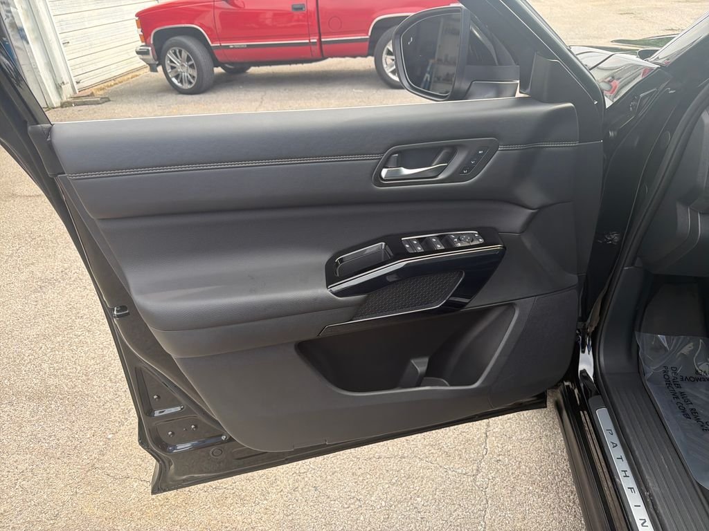 Used 2026 Black Nissan Platinum image 12
