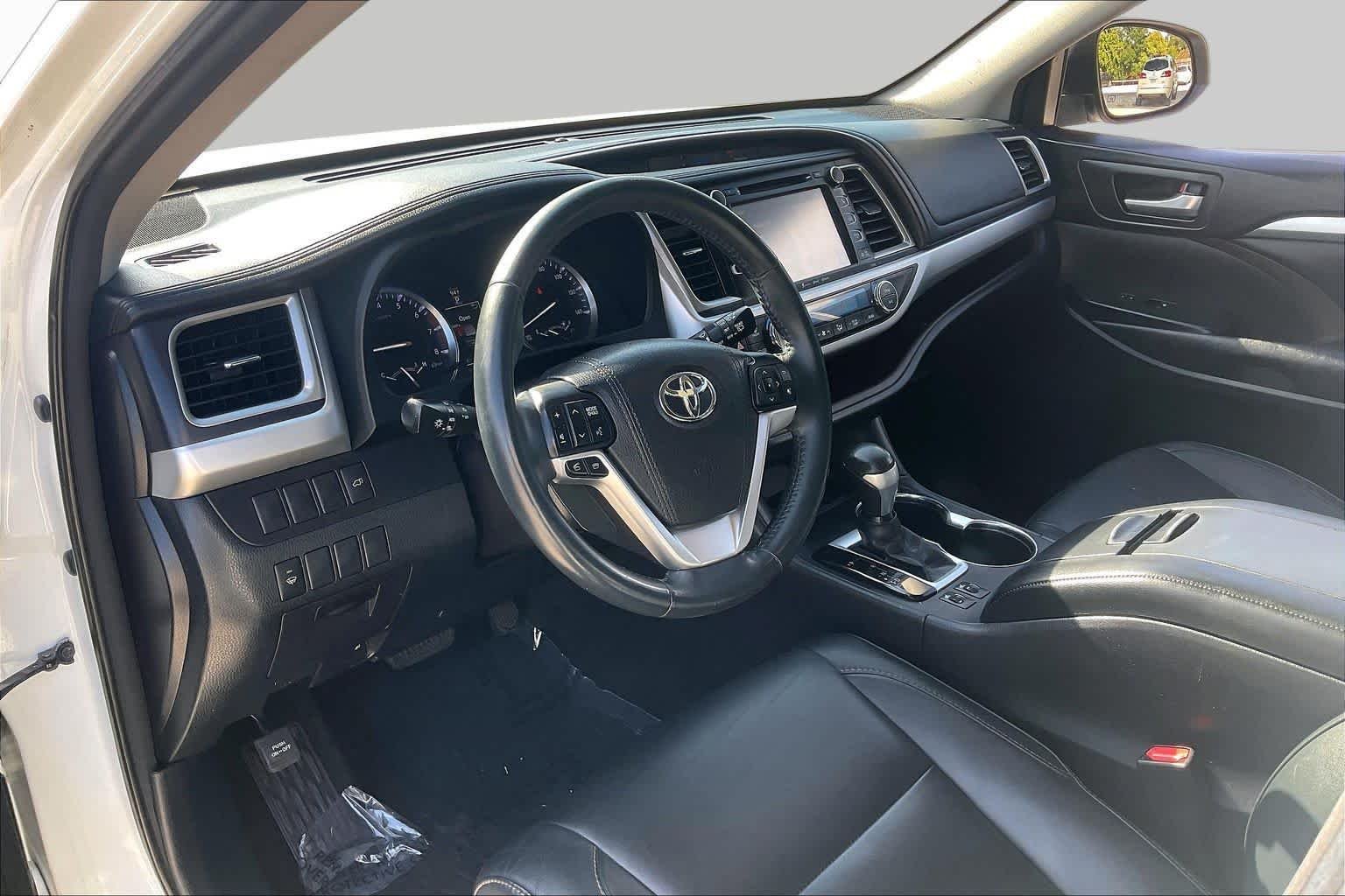 Used 2016 Blizzard Pearl Toyota XLE image 18