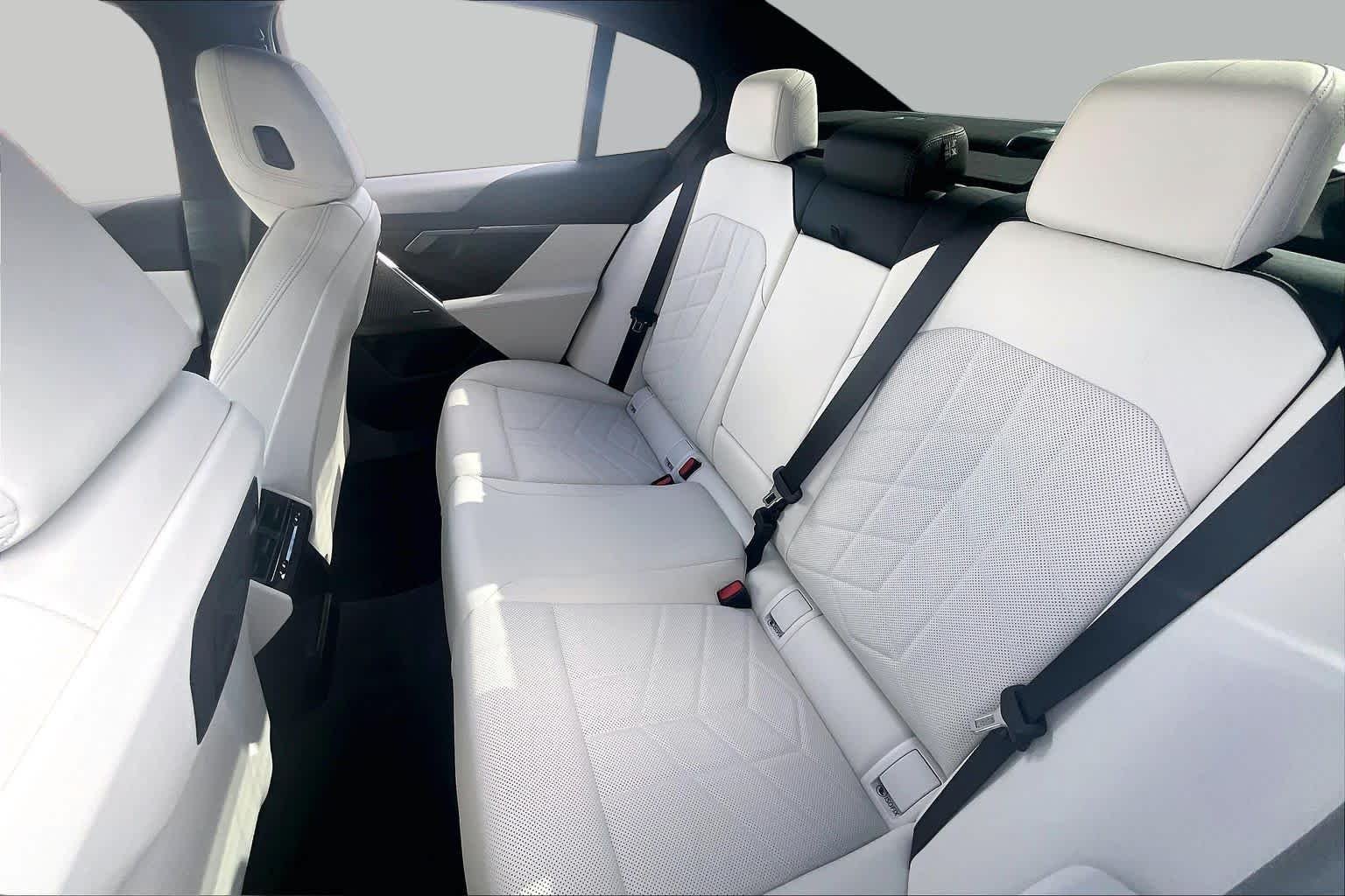 Used 2027 Mineral White Metallic BMW 540i xDrive image 19