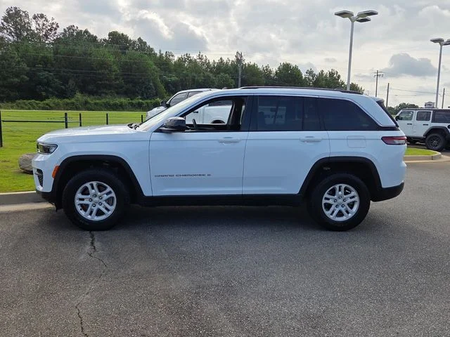 Used 2023 White Jeep Laredo image 4