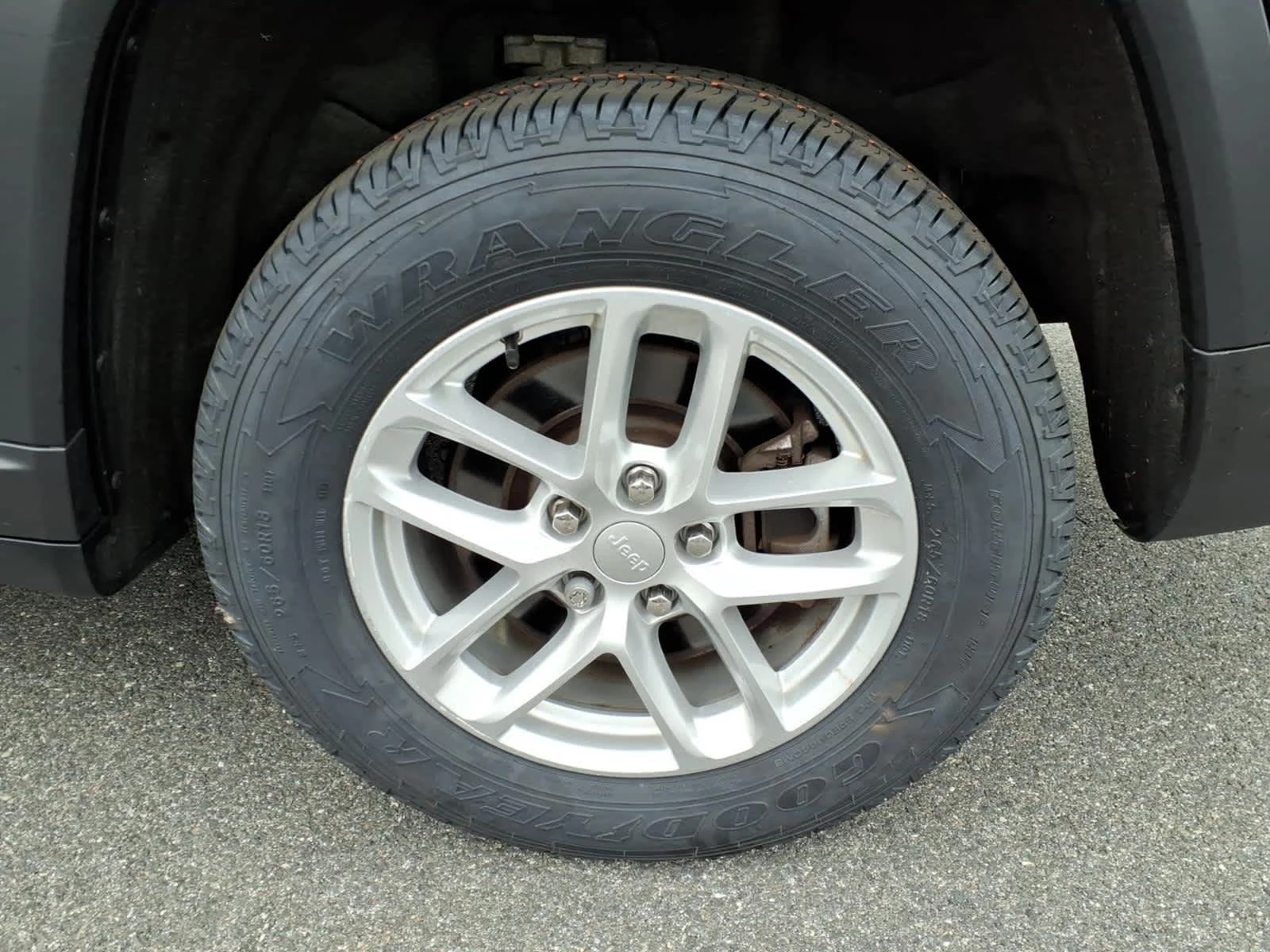 Certified Used 2023 Diamond Black Crystal Pearlcoat Jeep Laredo image 13