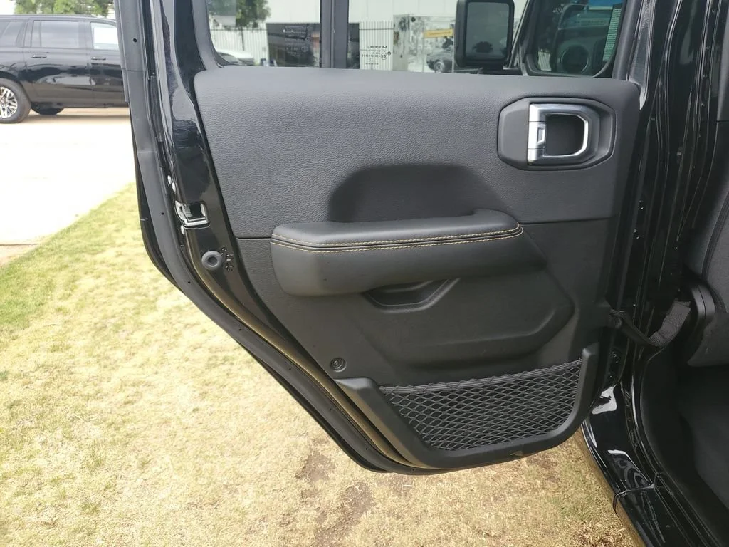 Used 2024  Jeep Sahara image 16
