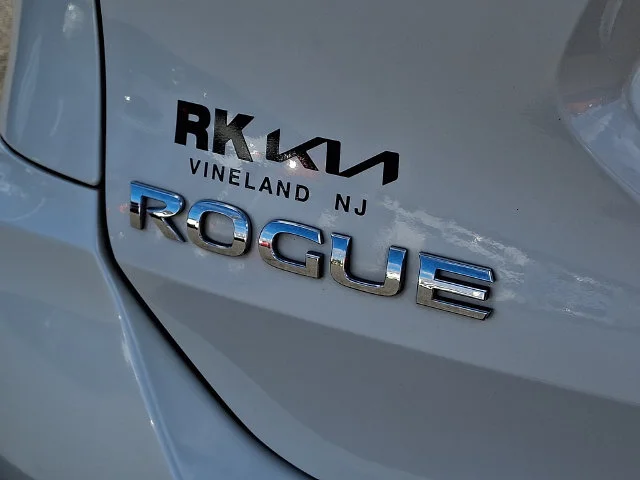 Used 2018 White Nissan SL image 33