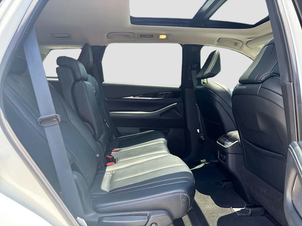Used 2024 White INFINITI PURE image 22