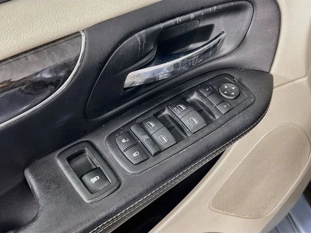 2013 Chrysler Town & Country Touring - Photo 9